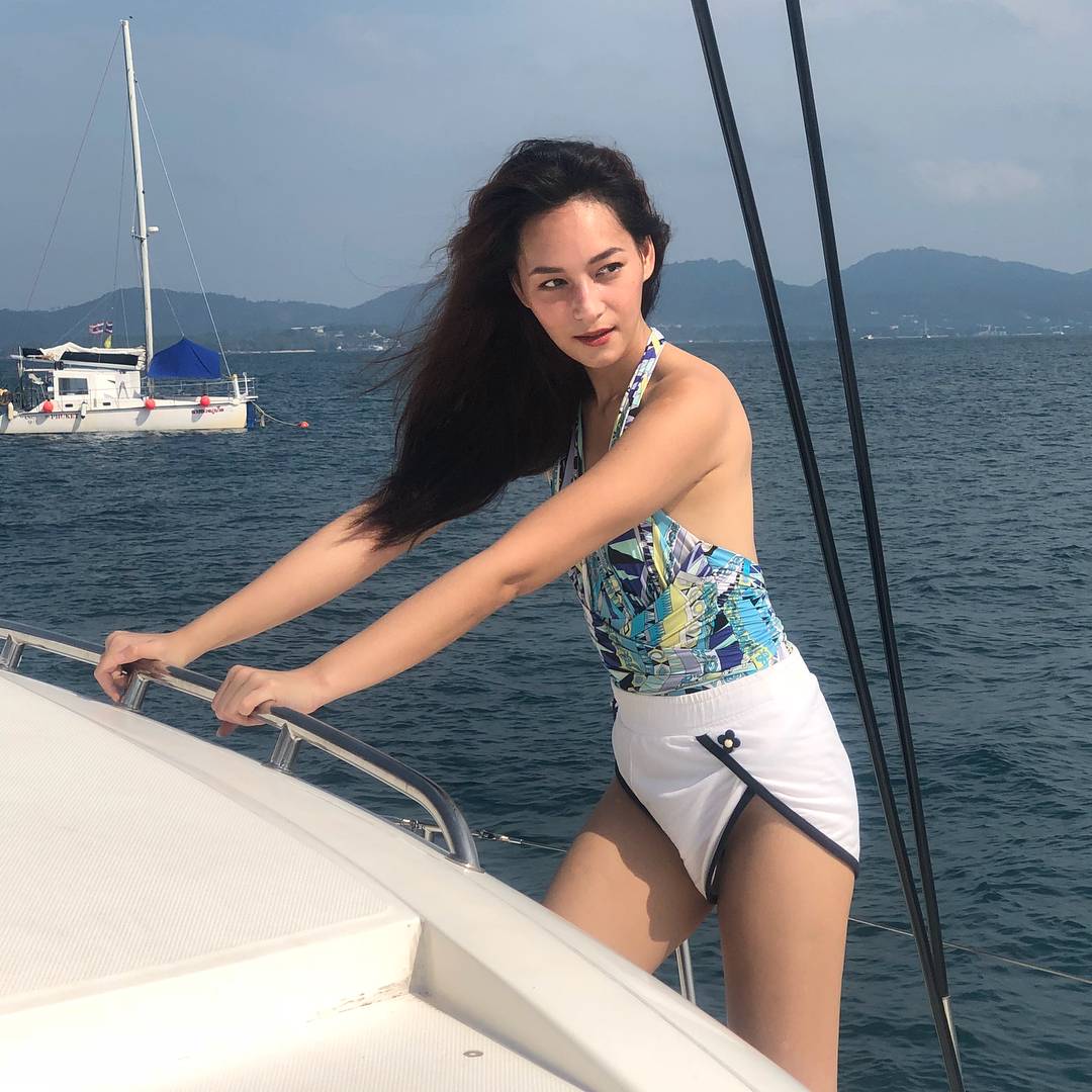 ชาวเน็ตถึงกับต้องซูม บี น้ำทิพย์ เพราะความกว้างของขากางเกง