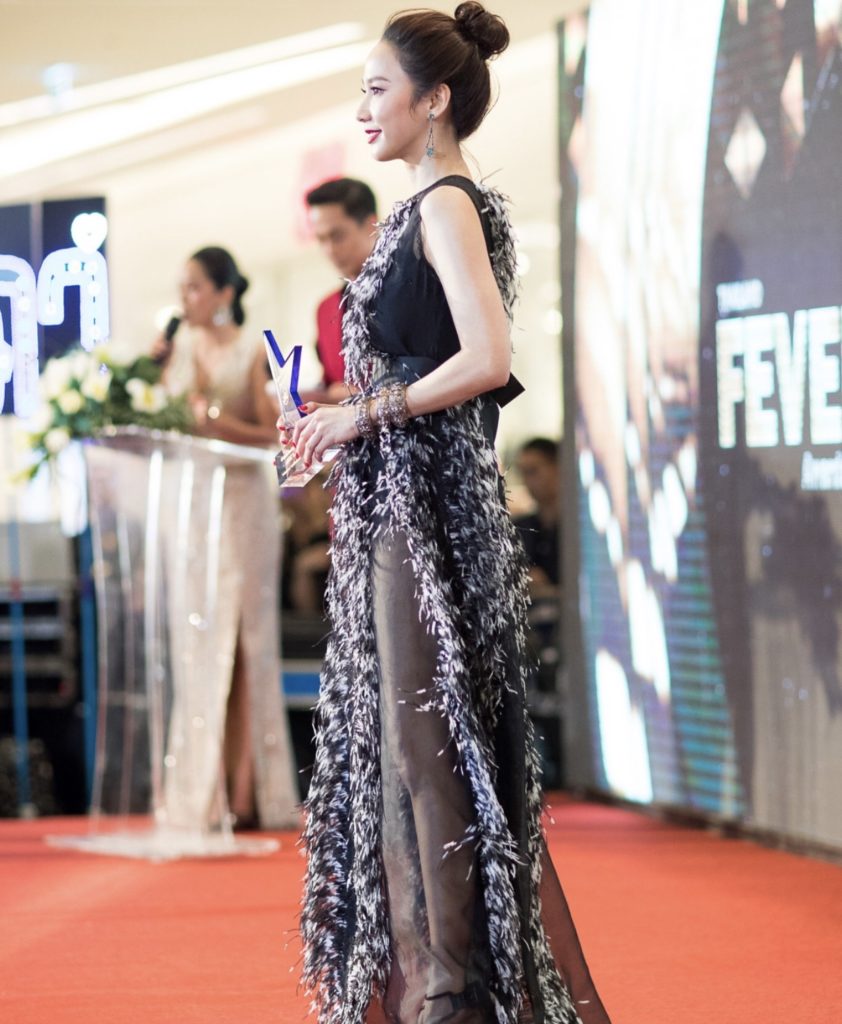 ส่องชุดสุดสะพรึงของ อั้มพัชราภา ในงาน thailandfeverawards 2018
