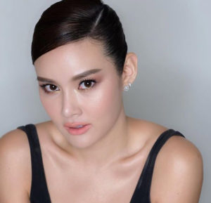 เปิดเผยแล้ว "หญิง รฐา" เป็นลูกสาวแท้ๆ ของนักร้องดังในอดีต