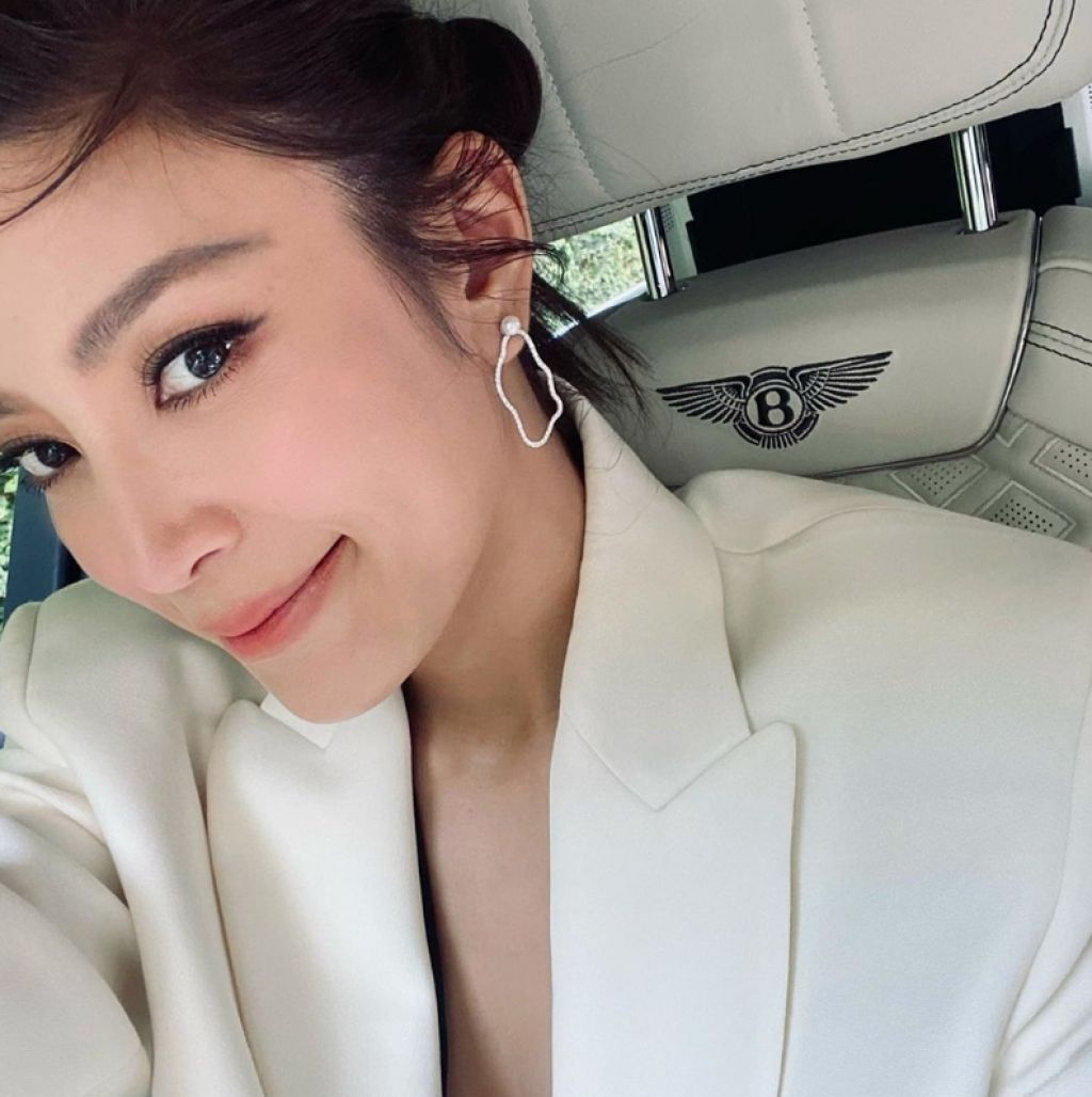 จากน้ำพักน้ำแรง "เอมมี่ มรกต" ถอยรถหรูคันใหม่ป้ายแดง