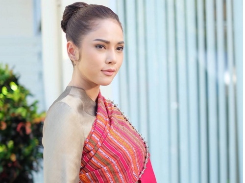 ละคร อีสา รวีช่วงโชติ 2556 ในม่านหมอกแห่งกาลเวลา ย้อนรอยไปสู่สยามประเทศยุคต้นรัชกาลที่ 6 ณ ใจกลางวังหลวงอันวิจิตรตระการตา เรื่องราวของหญิงสาวกำพร้าผู้หนึ่งนาม "อีสา" ได้เริ่มต้นขึ้น เธอเติบโตภายใต้ร่มเงาของ"หม่อมเจ้าโชติช่วงระวี" โดยหารู้ไม่ว่าโชคชะตาได้ขีดเขียนเส้นทางอันคดเคี้ยวไว้ให้เธอแล้ว จากหม่อมวัยเยาว์ที่ต้องพลัดพรากจากบุตรในครรภ์ สู่ชีวิตอิสระอันโลดโผนภายใต้ชื่อ "อุษา" นางละครผู้เลอโฉม และเจ้าของไนต์คลับที่มากรัก ทว่าเบื้องหลังความเร่าร้อนนั้น กลับเต็มไปด้วยบาดแผลแห่งหัวใจ โศกนาฏกรรม และสายสัมพันธ์ที่ถูกซ่อนเร้น… เธอจะค้นพบความหมายของชีวิตและความสุขที่แท้จริงได้หรือไม่ ในเมื่อทุกย่างก้าวล้วนถูกพันธนาการด้วยอดีตอันเจ็บปวด 22 unnamed 5